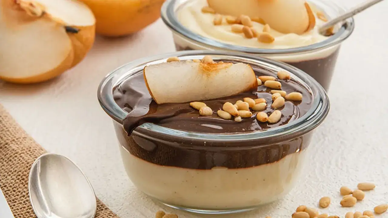 Deliciosos postres fáciles con capas de crema y chocolate, coronados con pera y piñones.