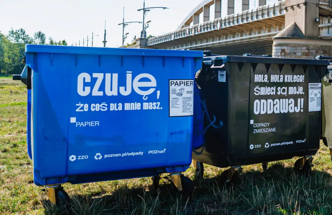 Niebieski kontener na papier z napisem 