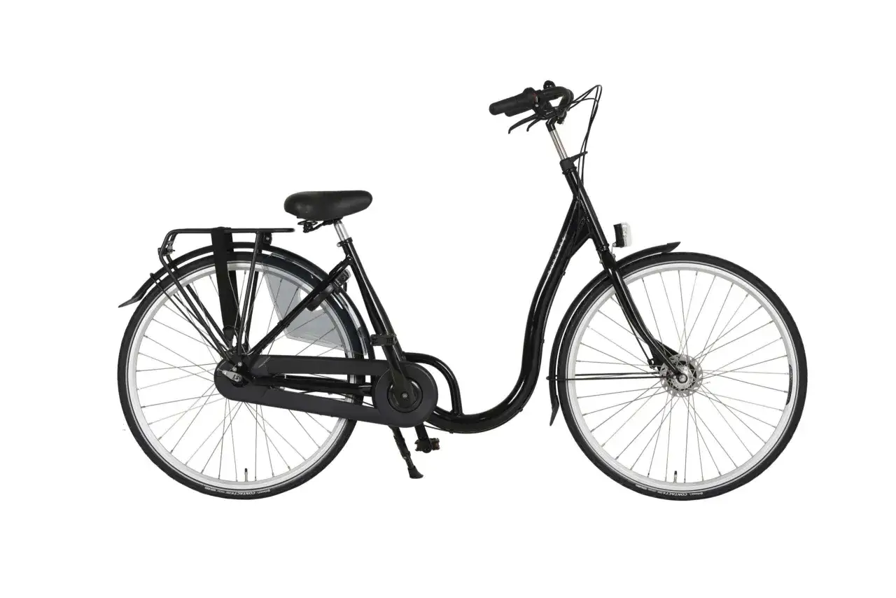Zwarte omafiets met bagagedrager en een standaard. Perfect voor een ritje naar de markt, deze fiets is ideaal voor elke oma die graag mobiel blijft.