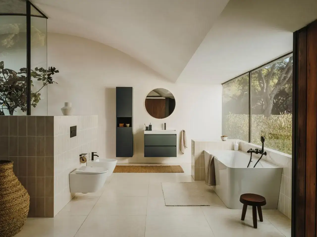 Modernes Badezimmer mit freistehender Wanne, Bidet und Waschtisch. Perfekt, um Ihr **Bad zu renovieren** und einen luxuriösen Rückzugsort zu schaffen.