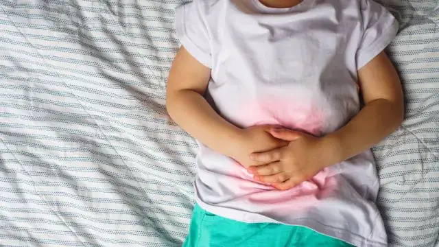 dziecko z bólem brzucha termofor