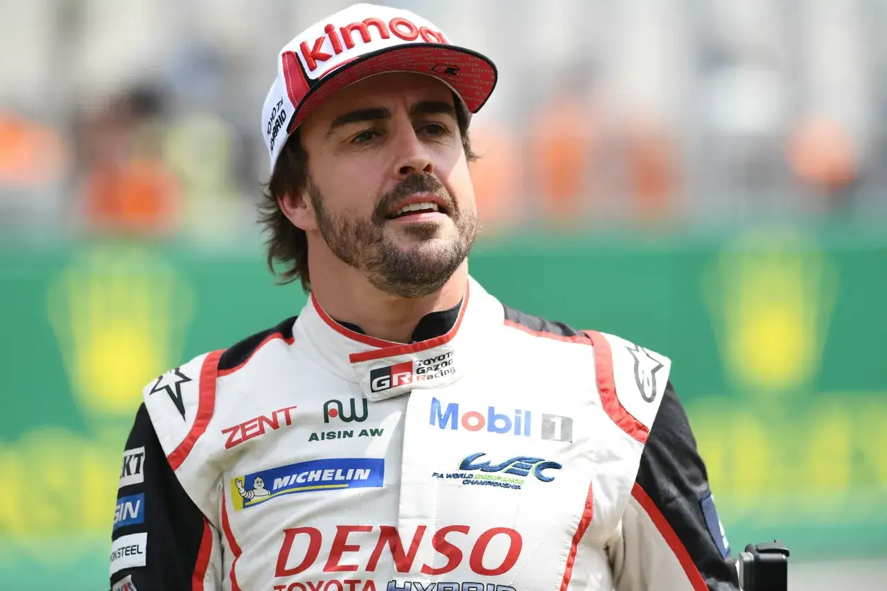 Fernando Alonso, piloto espa&ntilde;ol, con gorra y mono de Toyota Gazoo Racing.