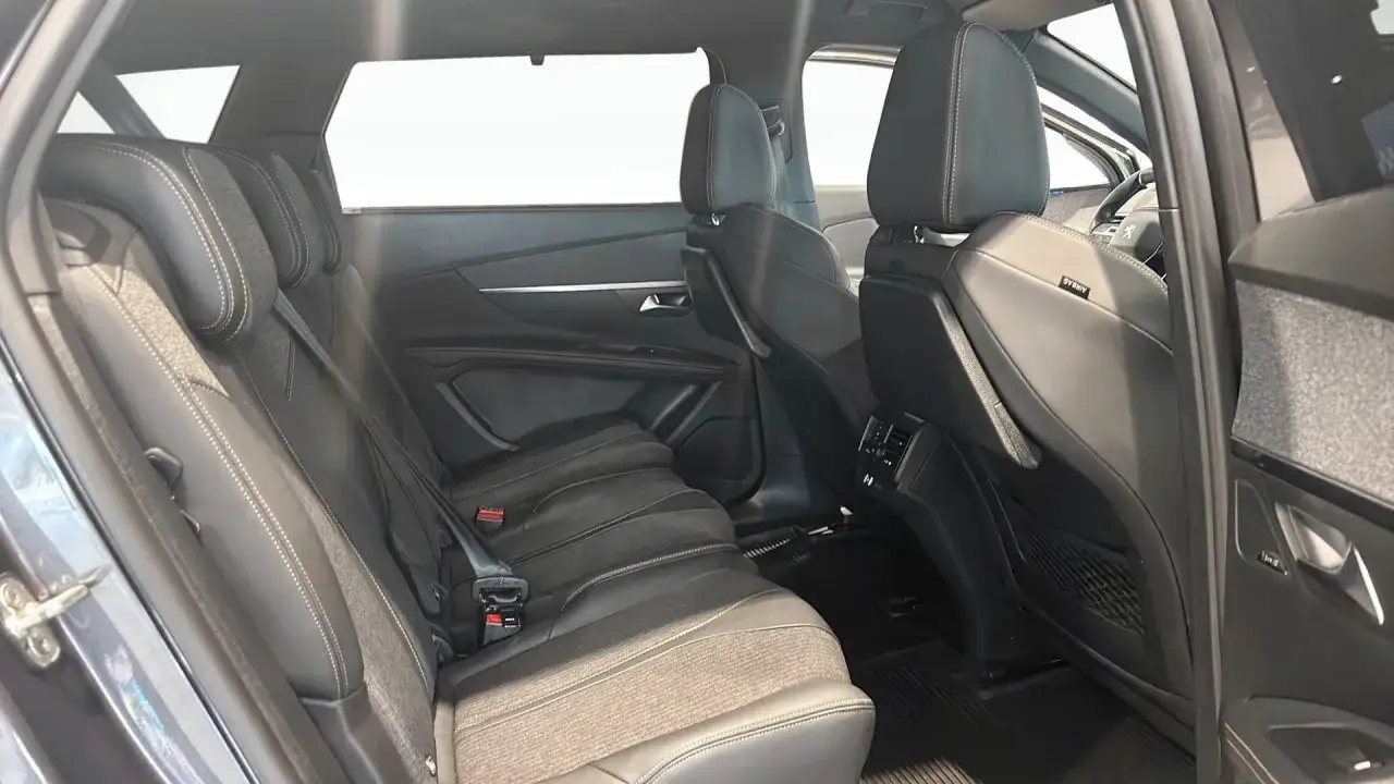 Bakre säten i en Peugeot 5008, perfekt för en familjeresa. Bekväma, med gott om utrymme för en peugeot 5008 test.