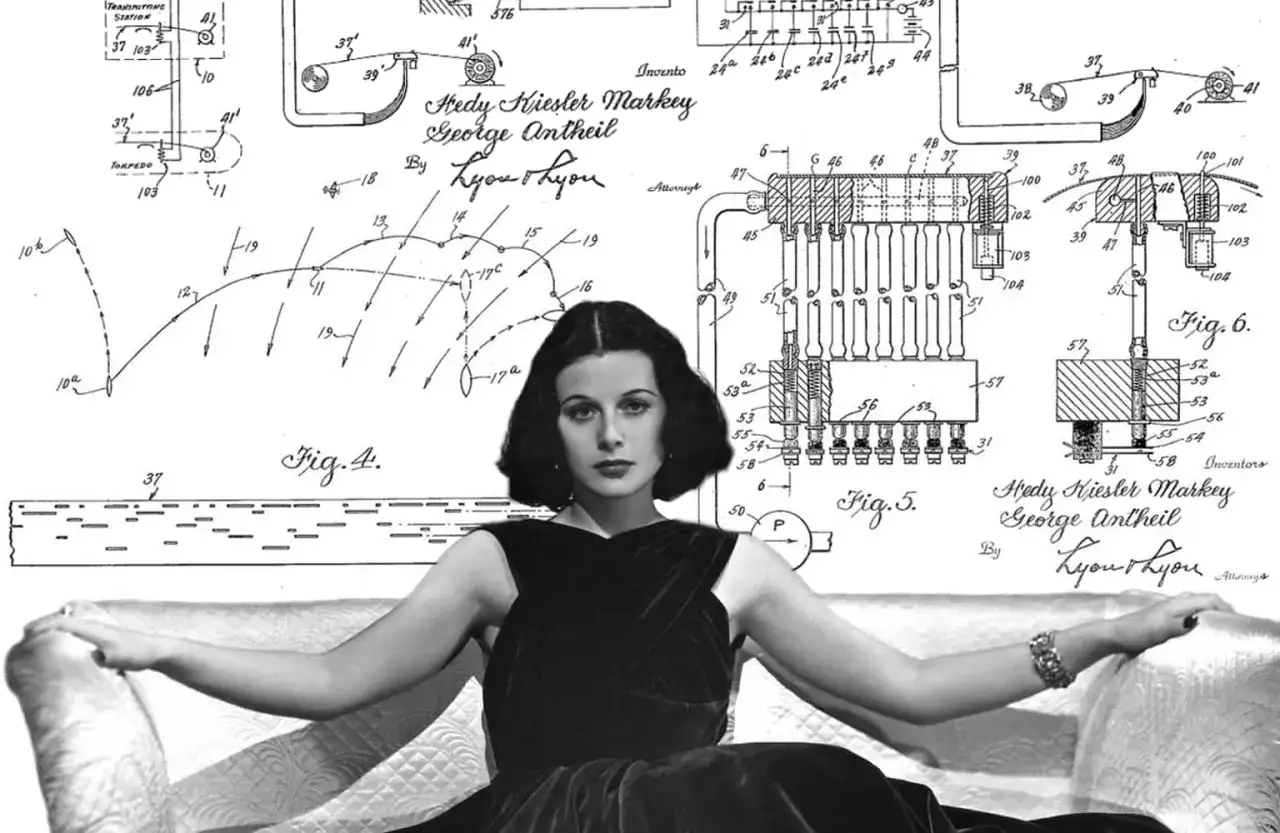 Hedy Lamarr, actrice et inventrice, pose devant des sch&eacute;mas de son brevet de syst&egrave;me de communication secr&egrave;te.