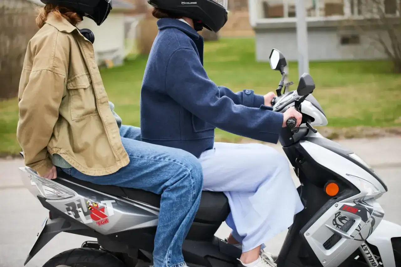 Tv&aring; personer p&aring; moped, en bakom den andra. Kanske &auml;r det dags att kolla upp 30 moped regler innan n&auml;sta tur.