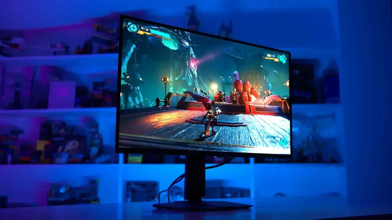 Monitor z grą akcji, gdzie robot walczy z potworem. Idealny **test matrycy** dla gracza.