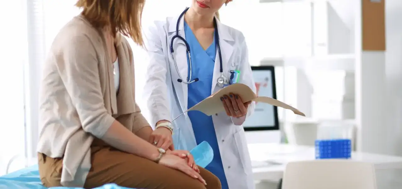 Lekarka omawia z pacjentką wyniki badań immunologicznych.