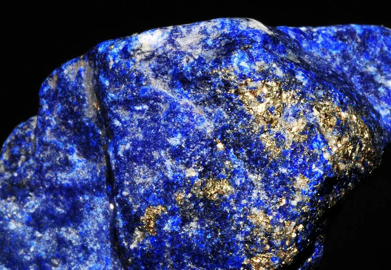 Intensywnie niebieski lapis lazuli z widocznymi złotymi inkluzjami pirytu. Poznaj jego niezwykłe lapis lazuli właściwości.
