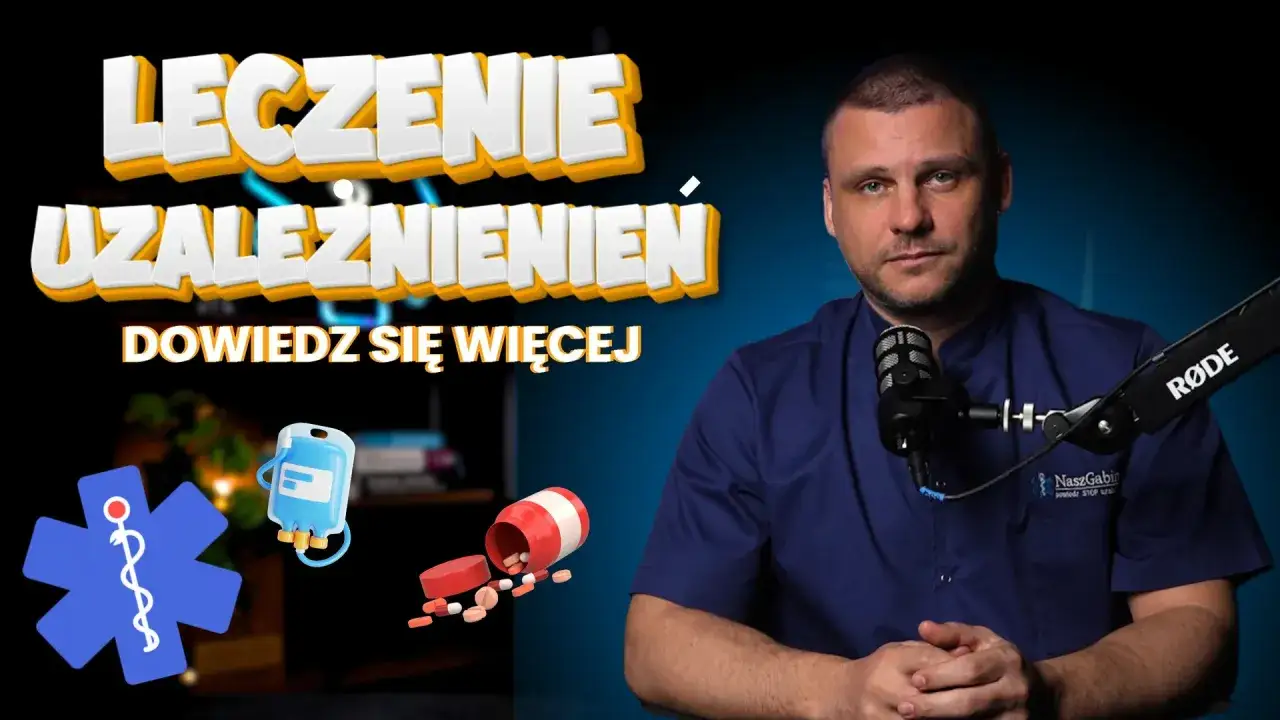 Lekarz od uzależnień alkoholowych w niebieskiej koszuli, z mikrofonem. W tle grafiki symbolizujące leczenie.