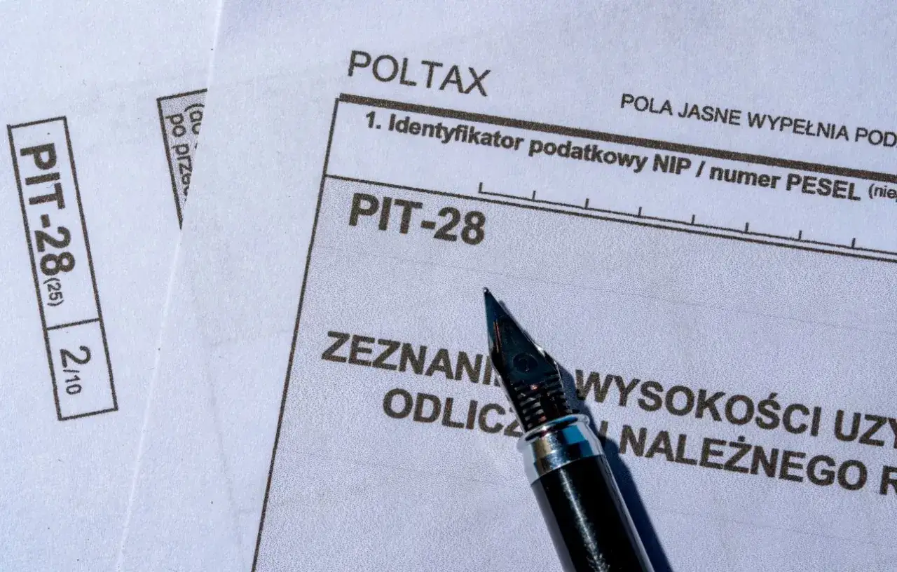 Formularz PIT-28, gotowy do wypełnienia, z piórem. Rozliczenie najmu wkrótce.