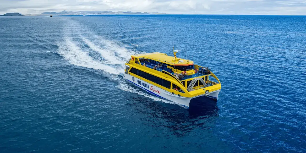 El ferry Fred. Olsen Express surca el mar azul, conectando Fuerteventura y Lanzarote.