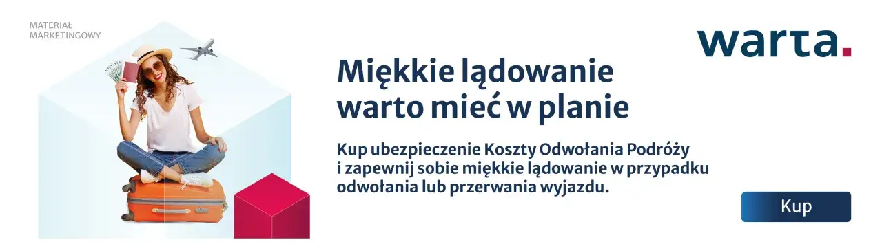Kobieta z paszportem i pieniędzmi siedzi na walizce. Ubezpieczenie od rezygnacji z podróży zapewnia miękkie lądowanie w razie odwołania wyjazdu.