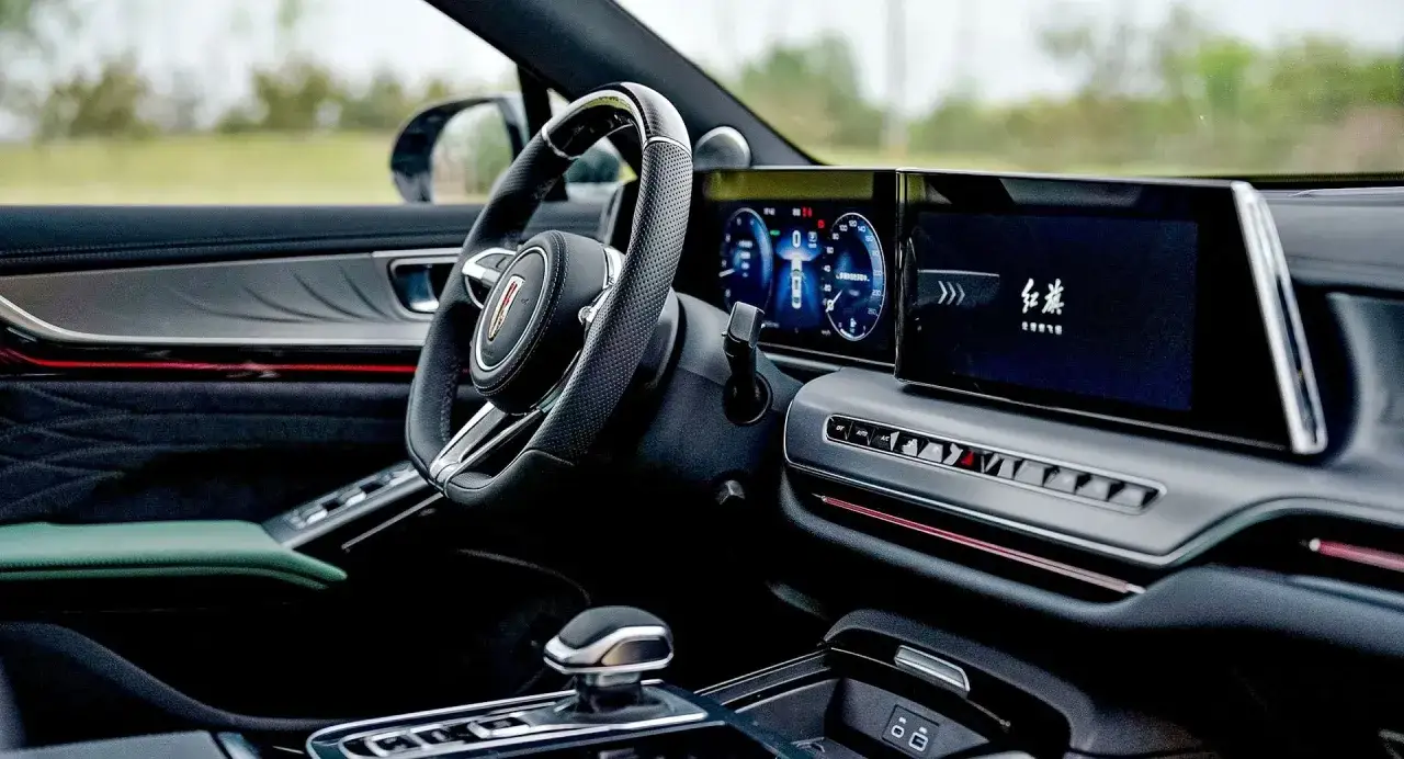 Wnętrze Hongqi H9 z nowoczesnym ekranem i kierownicą. Zastanawiasz się nad hongqi h9 cena?