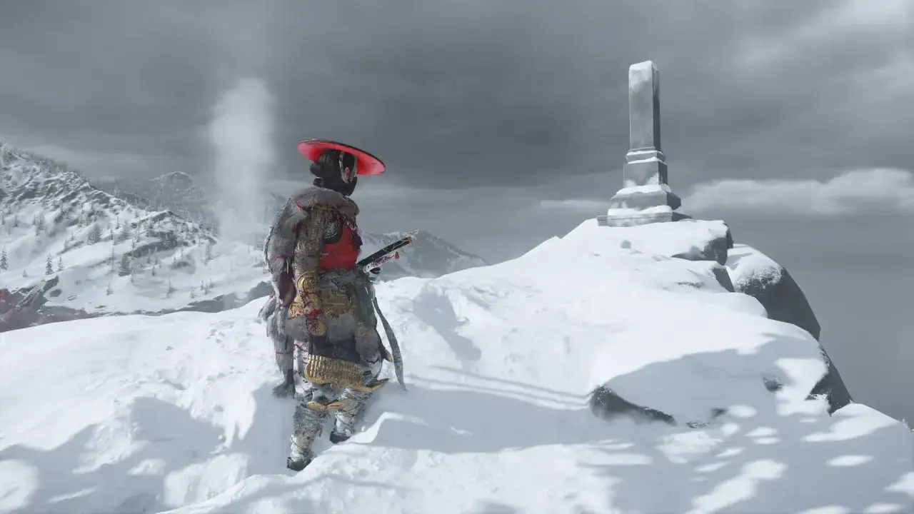 Ein Samurai steht auf einem schneebedeckten Gipfel, bereit für die Herausforderungen von Ghost of Tsushima 2.