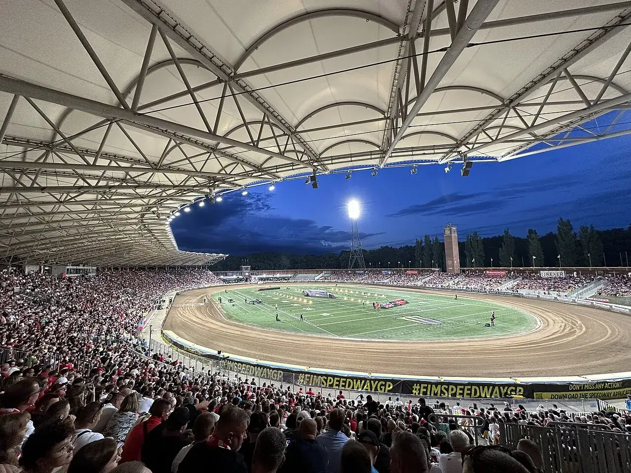 Tłum kibic&oacute;w na stadionie olimpijskim we Wrocławiu podczas nocnego turnieju żużlowego.
