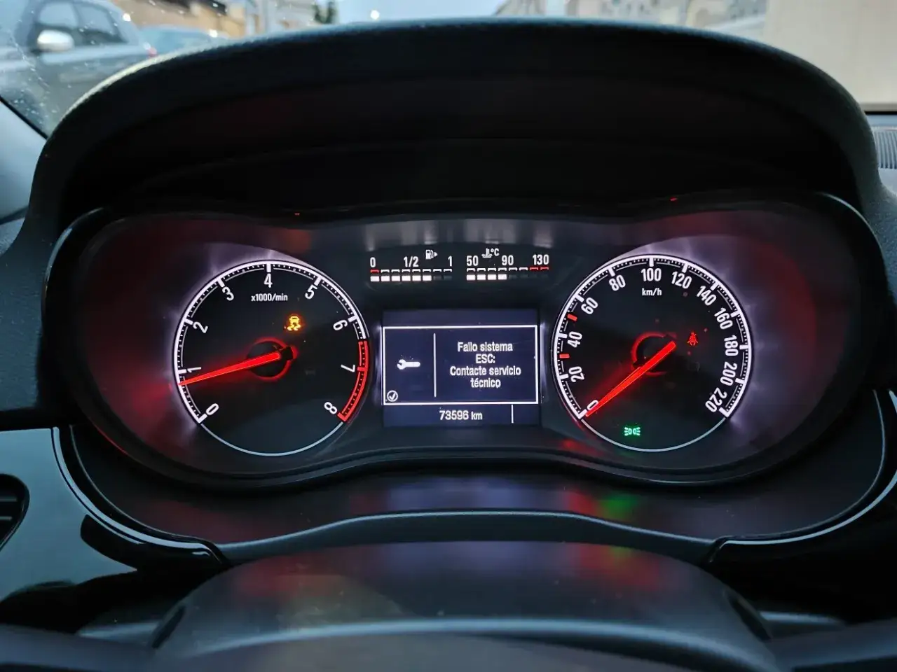 Panel de control de un Opel Corsa con mensaje 
