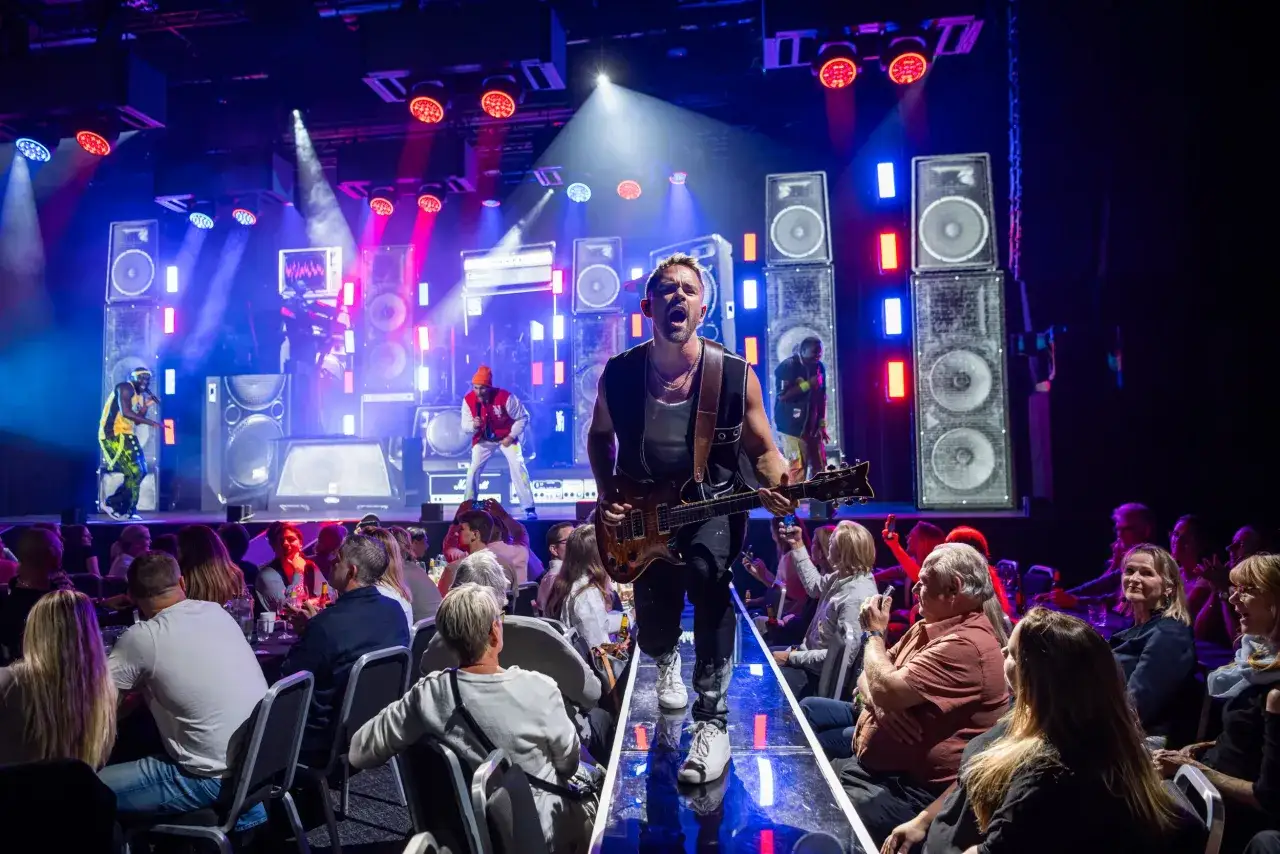 En gitarrhjälte levererar på scenen under en konsert på Rondo Liseberg. Publiken njuter av showen.