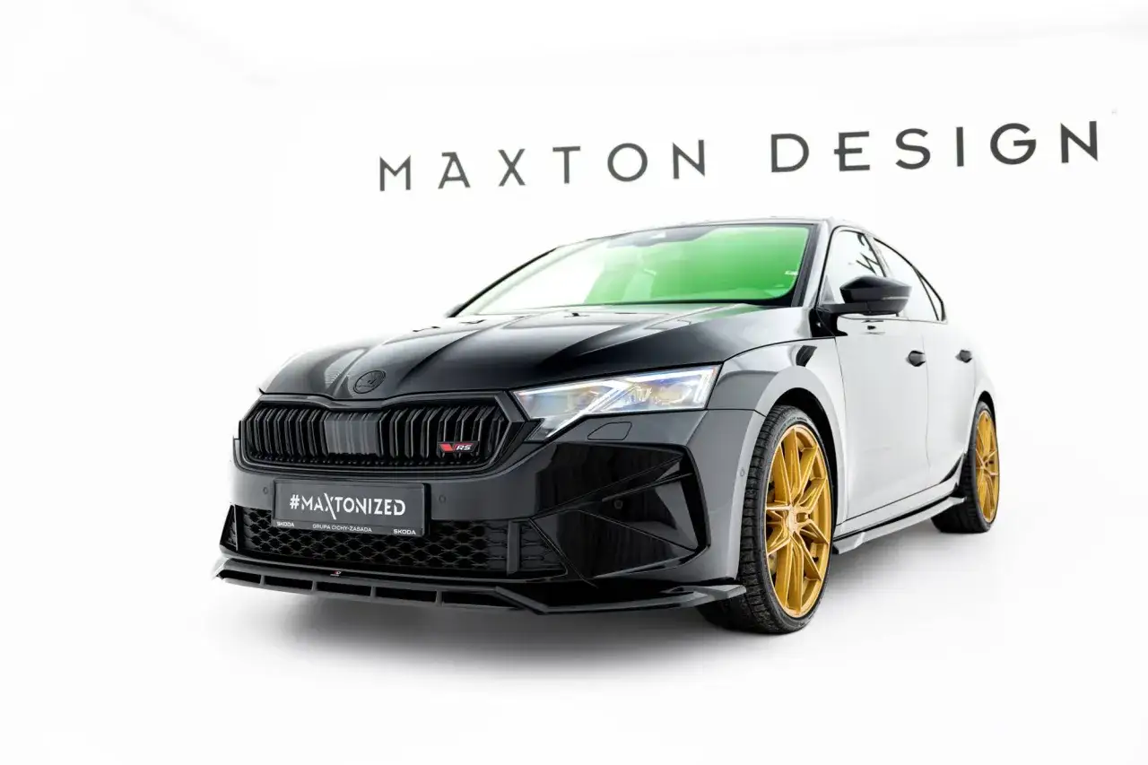 Czarna Skoda Octavia RS 2025 z pakietem Maxton Design i złotymi felgami, gotowa na podbój dróg.