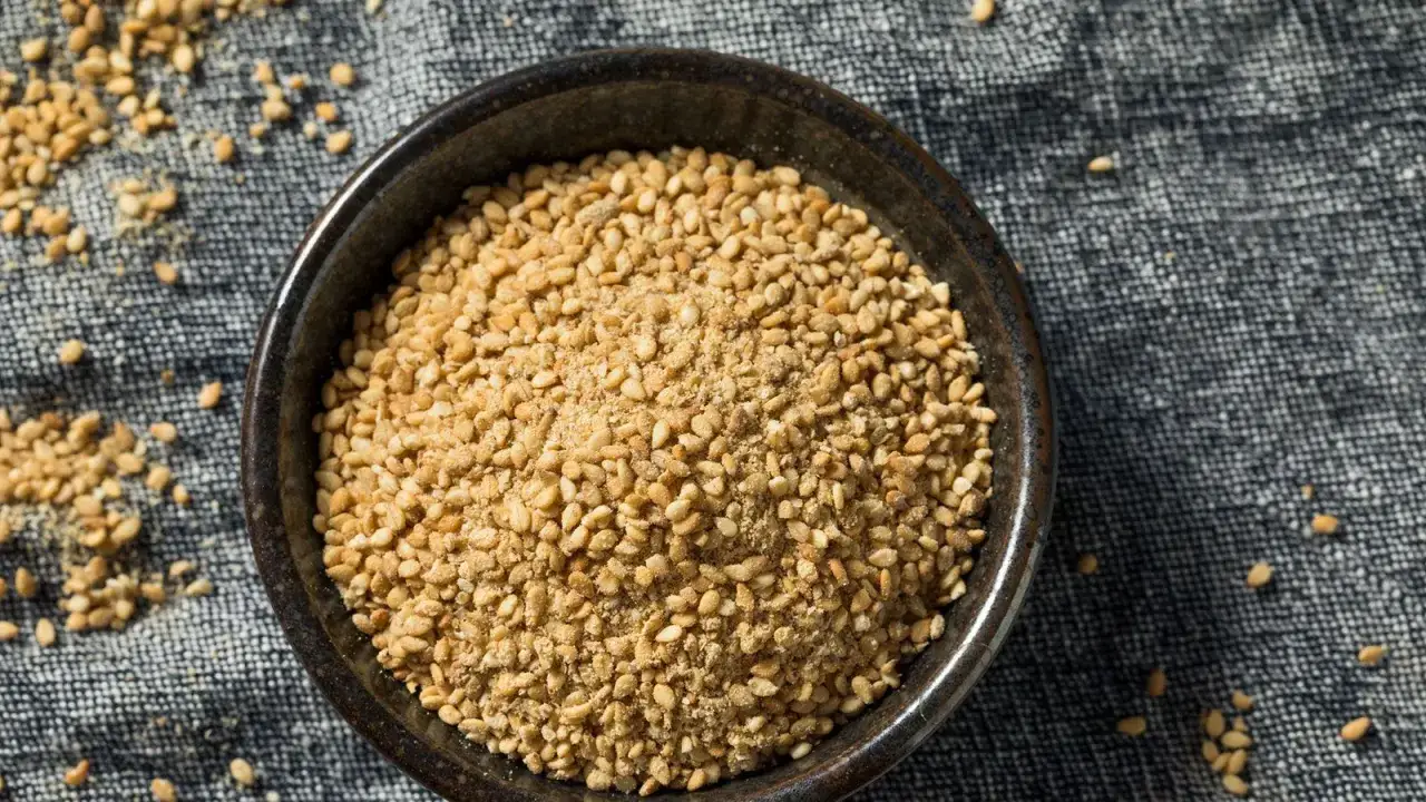 Gomasio ricetta: semi di sesamo tostati e tritati con sale, pronti per insaporire i tuoi piatti.