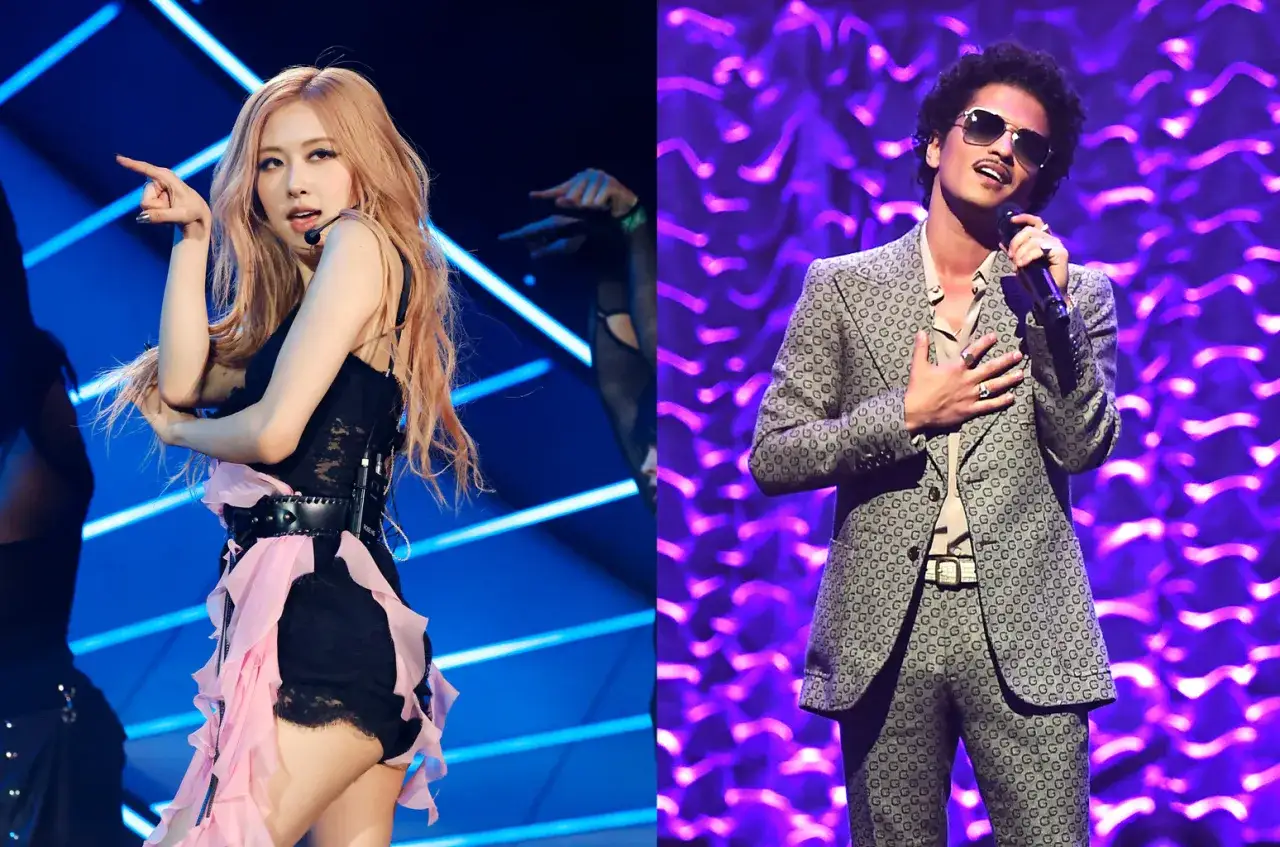 Rosé z BLACKPINK w czarnej sukience z różowymi falbankami i Bruno Mars w garniturze z monogramem, oboje na scenie.