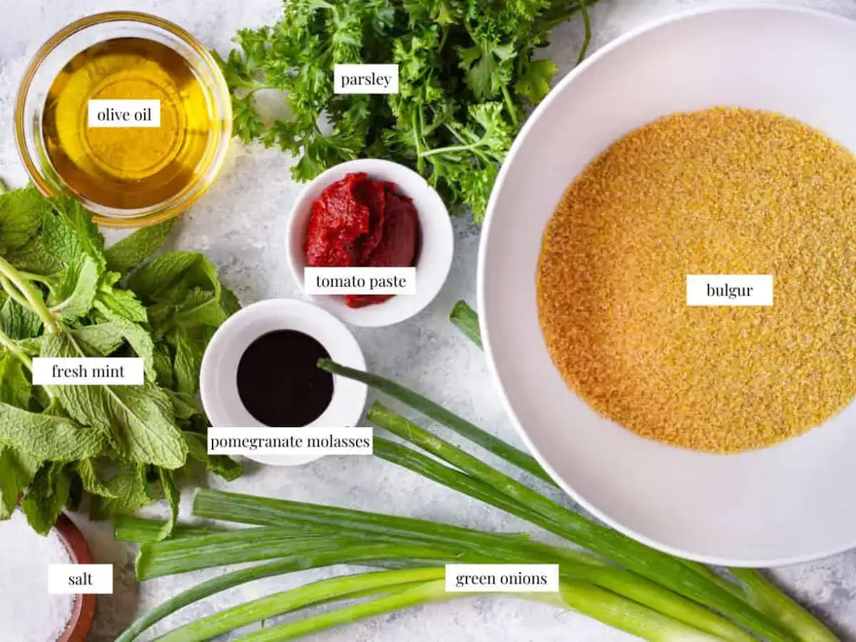 Ingredienser f&ouml;r cig kofte: bulgur, tomatpur&eacute;, olivolja, f&auml;rsk mynta, persilja, salladsl&ouml;k, granat&auml;ppelsirap och salt.