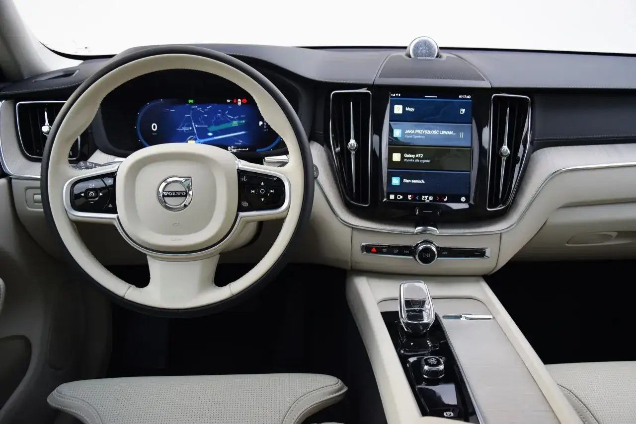 Wnętrze Volvo XC60 T6: kierownica, ekran nawigacji i panel środkowy.