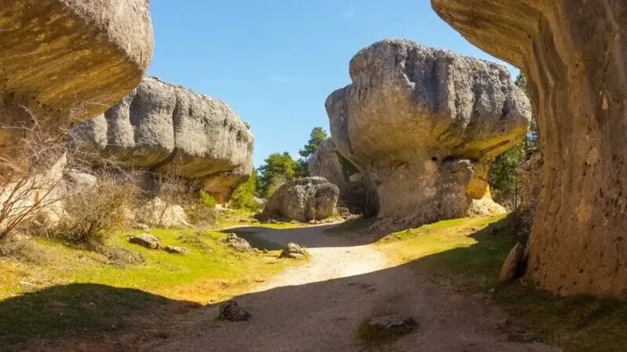 Senderos entre rocas gigantes que parecen sacadas de un cuento, un verdadero bosque encantado en la cuenca.