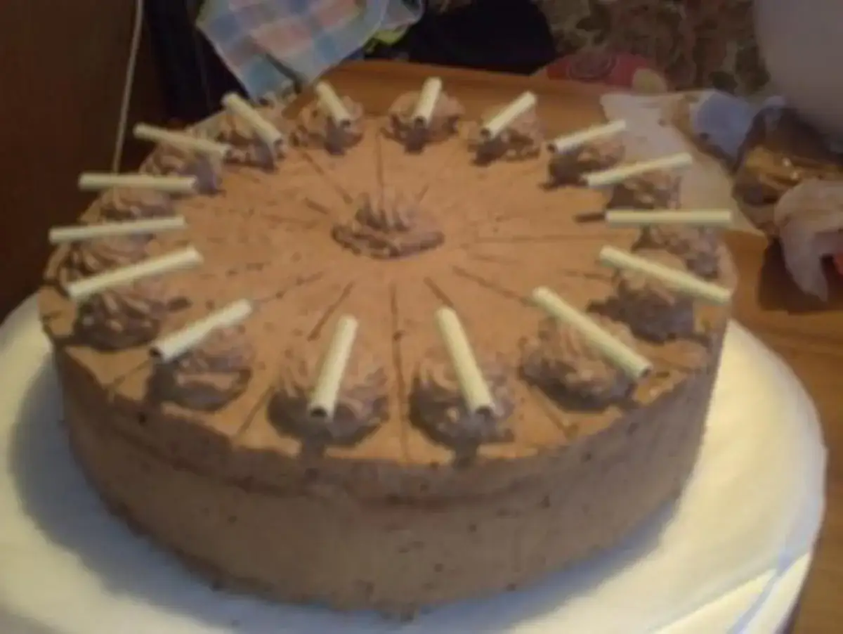Schokocreme Torte mit Mascarpone, verziert mit Schokostreuseln und wei&szlig;en Schokor&ouml;llchen.