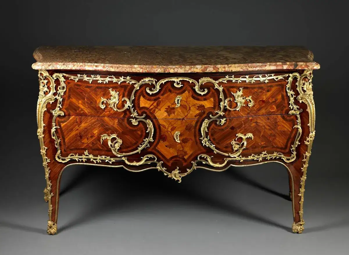 Commode Louis XV marquet&eacute;e, orn&eacute;e de bronzes dor&eacute;s. Une liste estampille meuble d'exception, avec un plateau marbre.