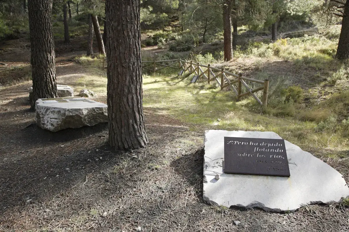 Monumento en un bosque con una placa que evoca cómo murió Federico García Lorca,