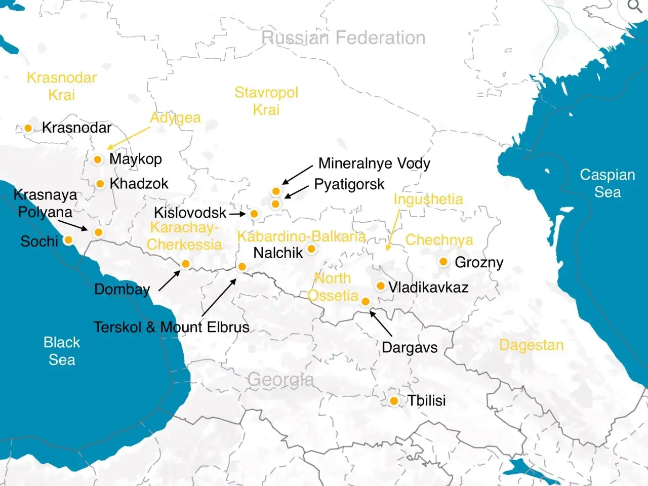 Kaukasus Karte zeigt Regionen wie Krasnodar, Adygea, Tschetschenien und Dagestan. Orte wie Sotschi, Mineralnye Vody und der Elbrus sind markiert.