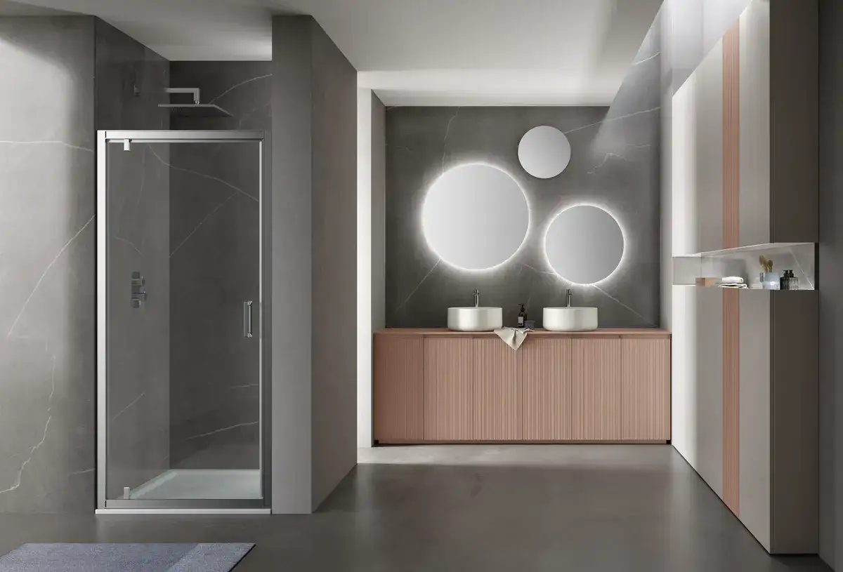 Bagno moderno con doccia in nicchia doccia in muratura, doppio lavabo e specchi luminosi.
