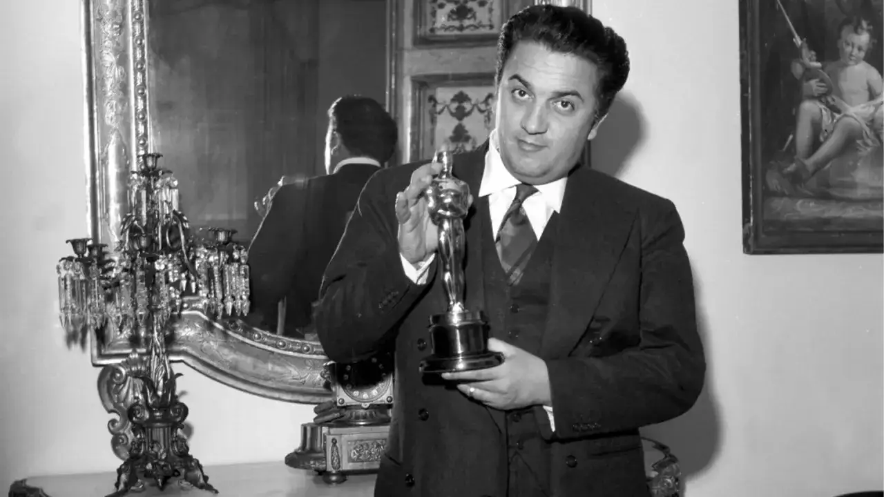 Federico Fellini, maestro del cinema d'autore italiano, posa con un Oscar.
