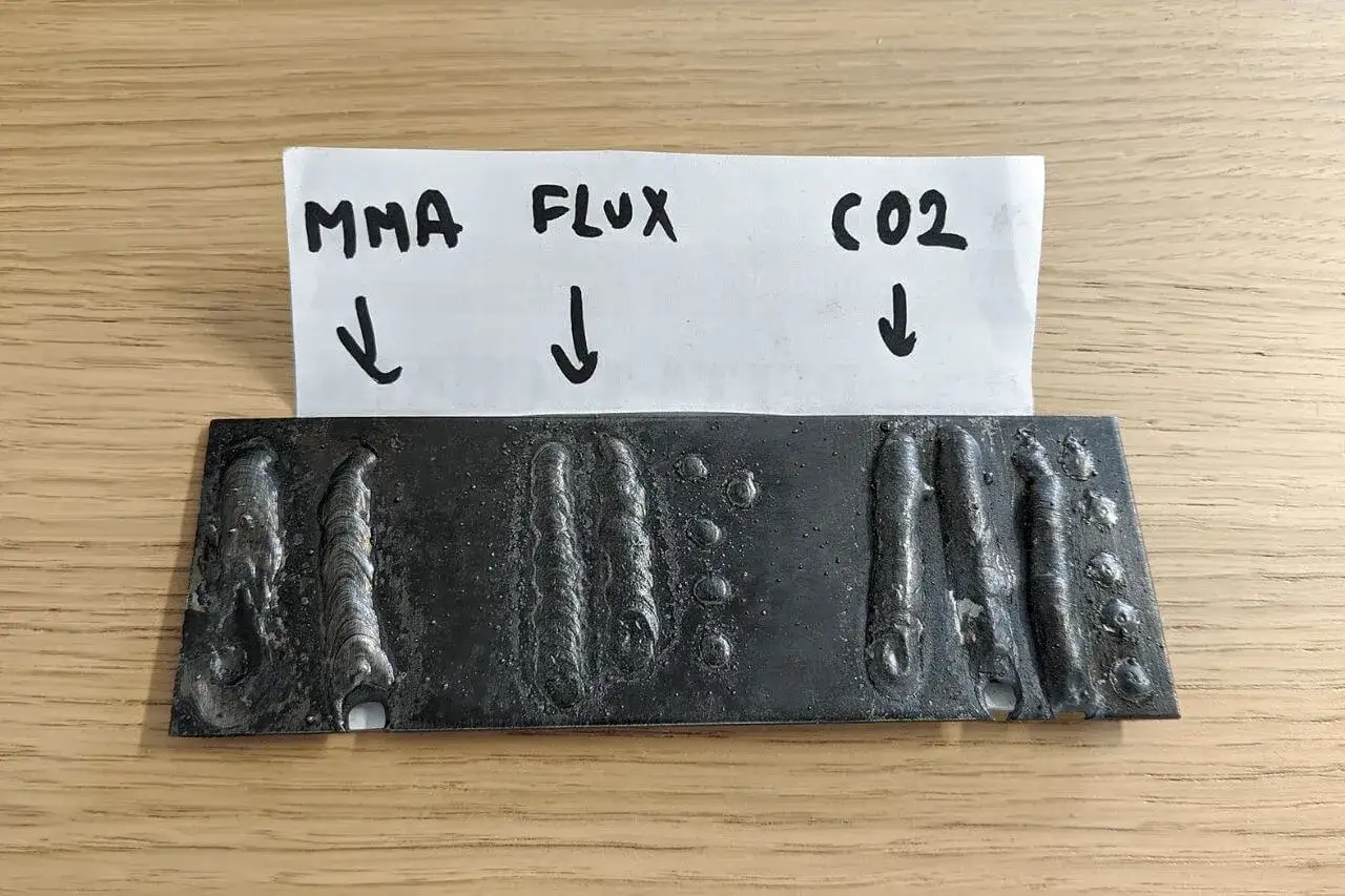 Porównanie spawów: MMA, drut samoosłonowy (flux) i CO2. Widać różnice w jakości i wyglądzie spoin.