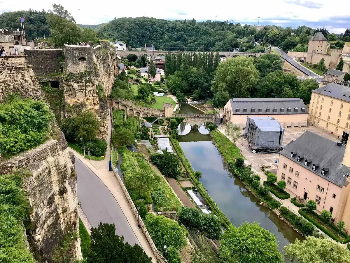 Vue panoramique de Luxembourg-Ville, idéale pour un séjour de 3 jours. Ponts, rivières, falaises et bâtiments historiques se mêlent dans un paysage verdoyant.