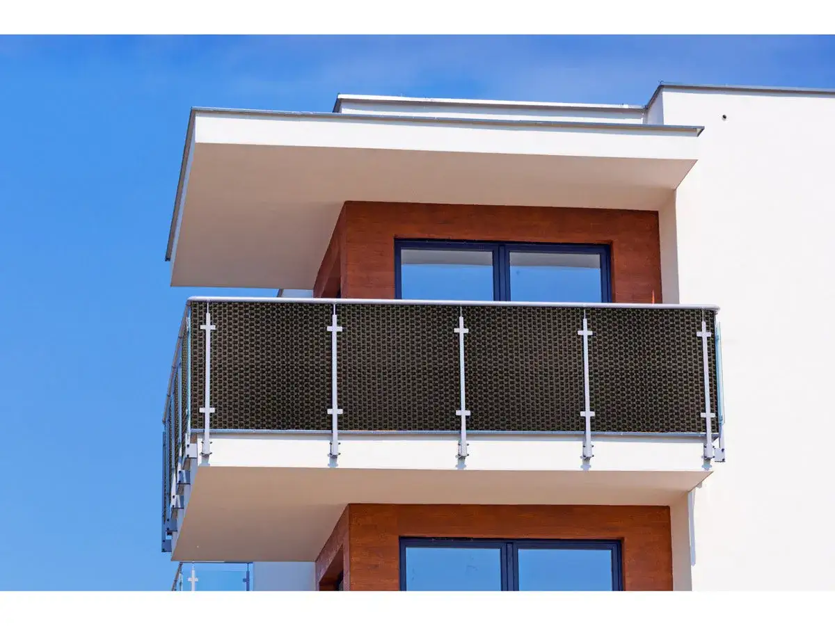 Ciemna osłona na balustradę balkonu, idealna, by czym osłonić balkon przed słońcem i spojrzeniami sąsiadów.