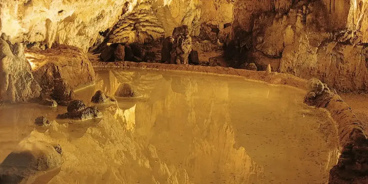 Grottes de Saint-Sauveur, un lieu fascinant à découvrir pour que faire autour de Rocamadour. L'eau reflète les stalactites et stalagmites.