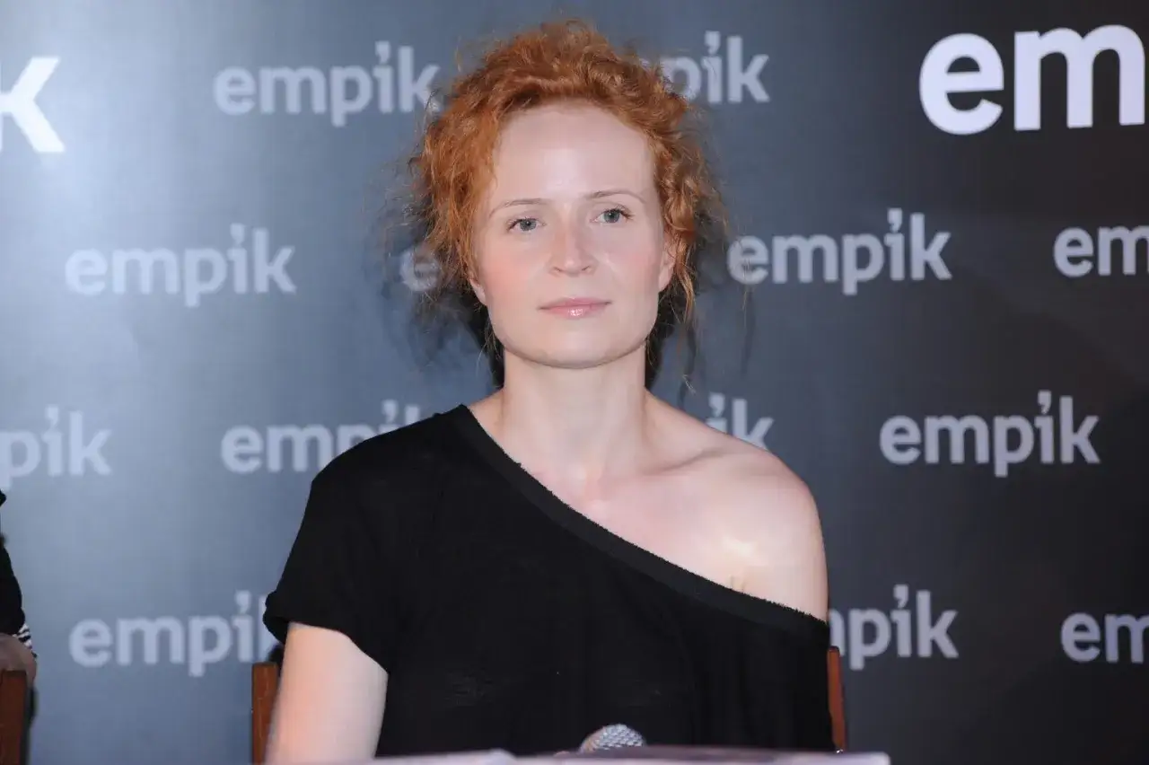 Dominika Kluźniak, znana z filmów, seriali i programów, na tle logo Empiku.