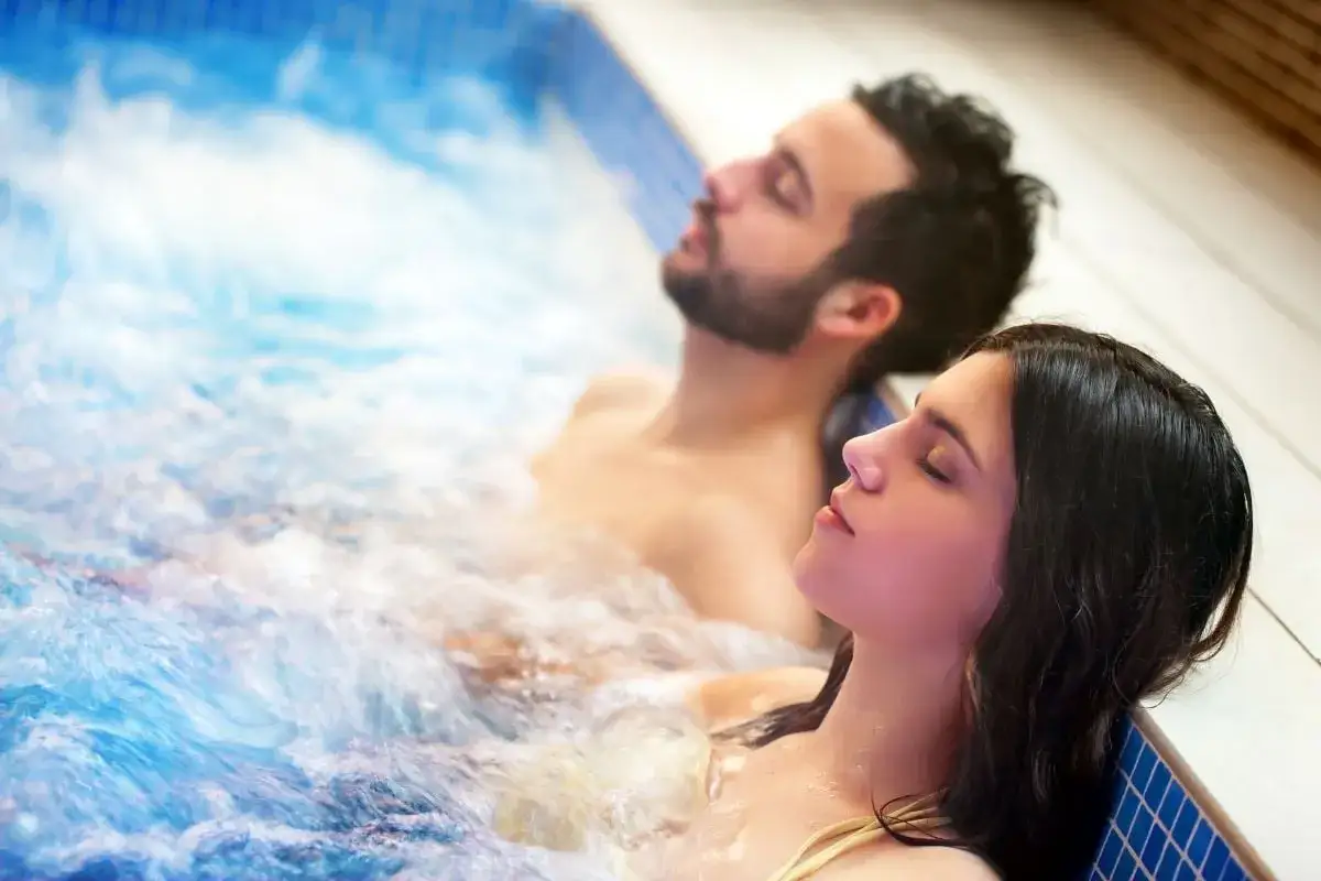 Para relaksująca się w jacuzzi spa