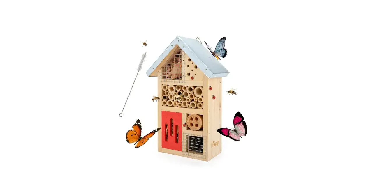 Un hotel de insectos de madera con mariposas y abejas revoloteando. ¡Un hogar acogedor para pequeños polinizadores!