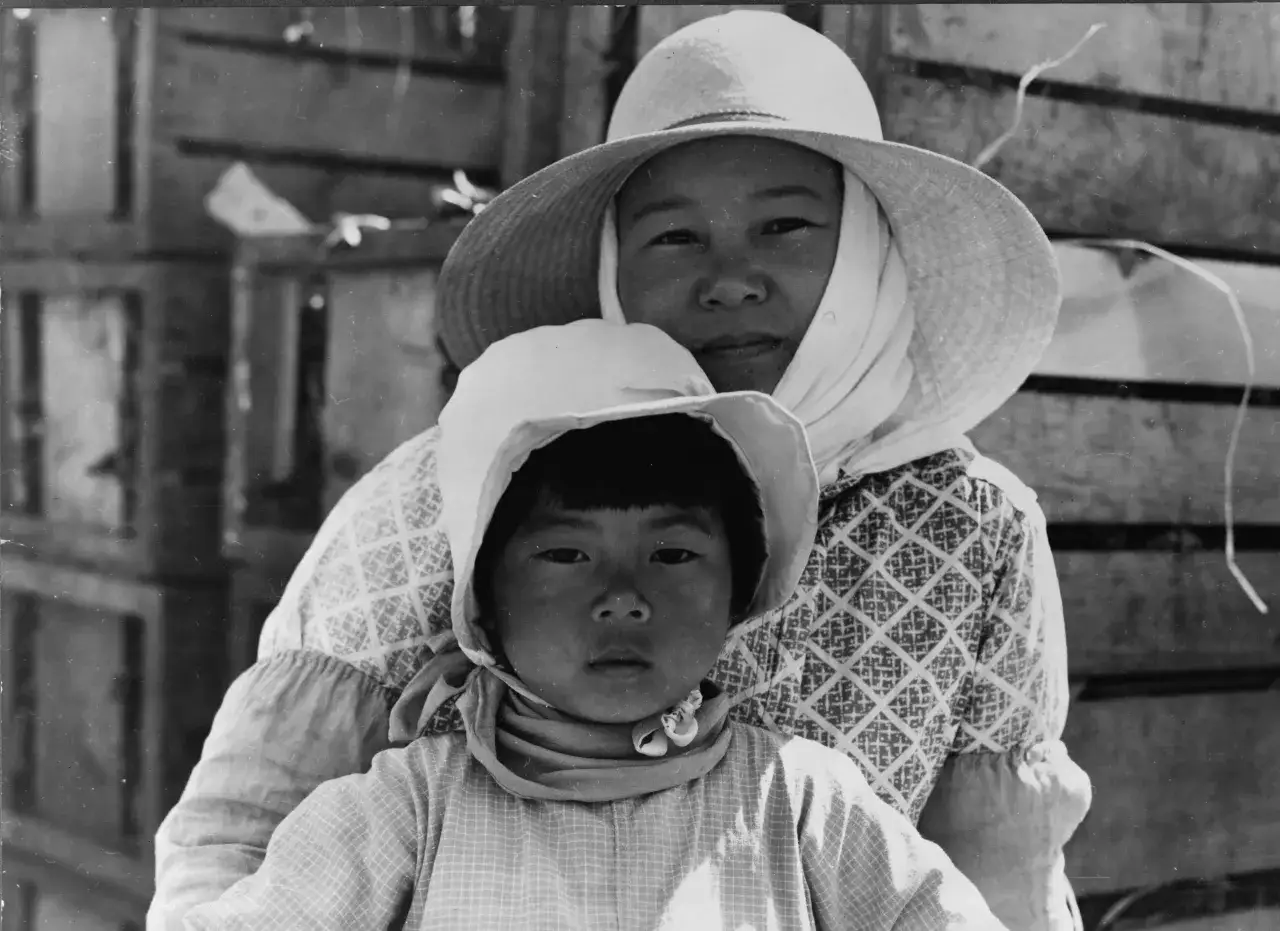Madre e figlio con cappelli di paglia, un ritratto che cattura l'essenza della vita quotidiana, opera del best photographer in the world.