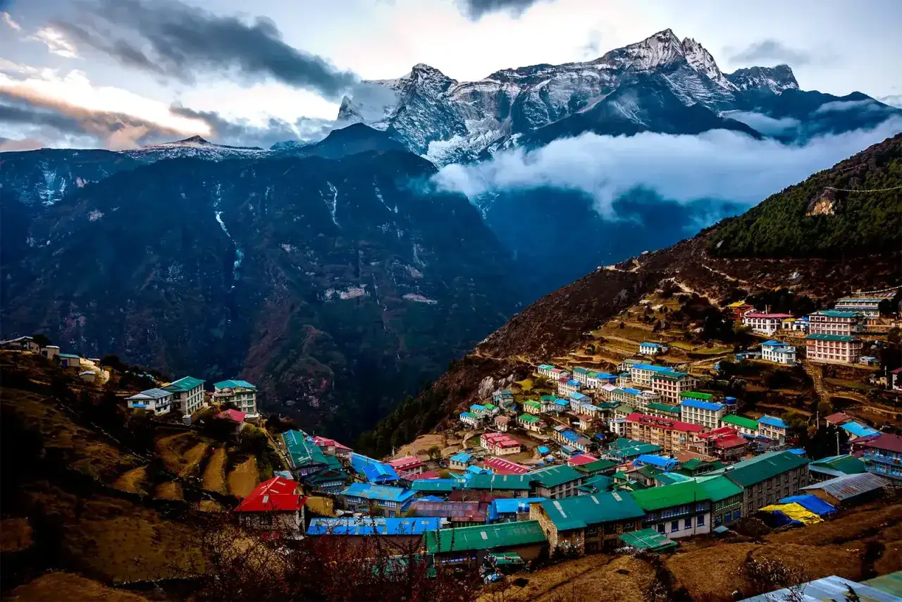 Kolorowa wioska Namcze Bazar, brama do **Mount Everest Base Camp**, przycupnęła u stóp majestatycznych, ośnieżonych szczytów.