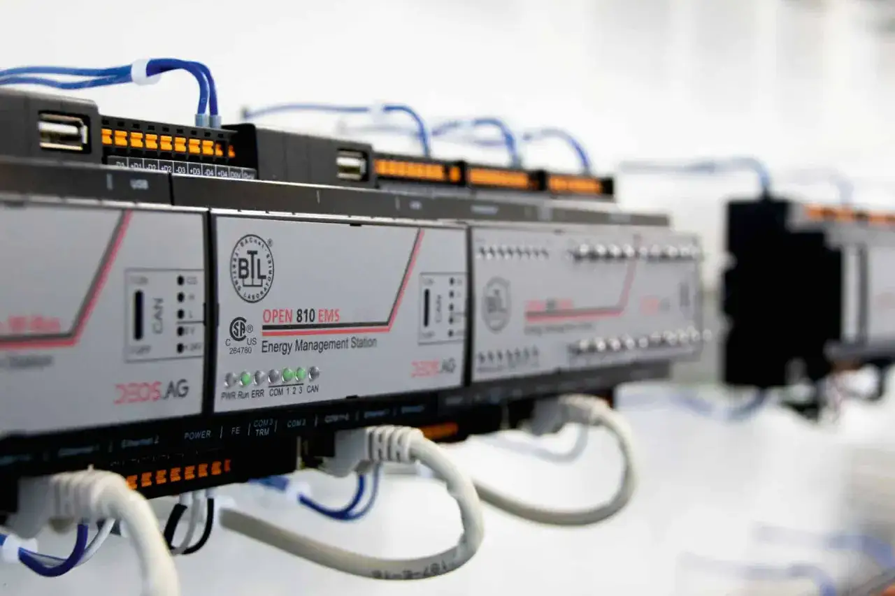 Moderne Steuerungstechnik: Ein MSR Techniker Gehalt hängt von solchen Geräten ab. Energie-Management-Stationen mit vielen Anschlüssen.