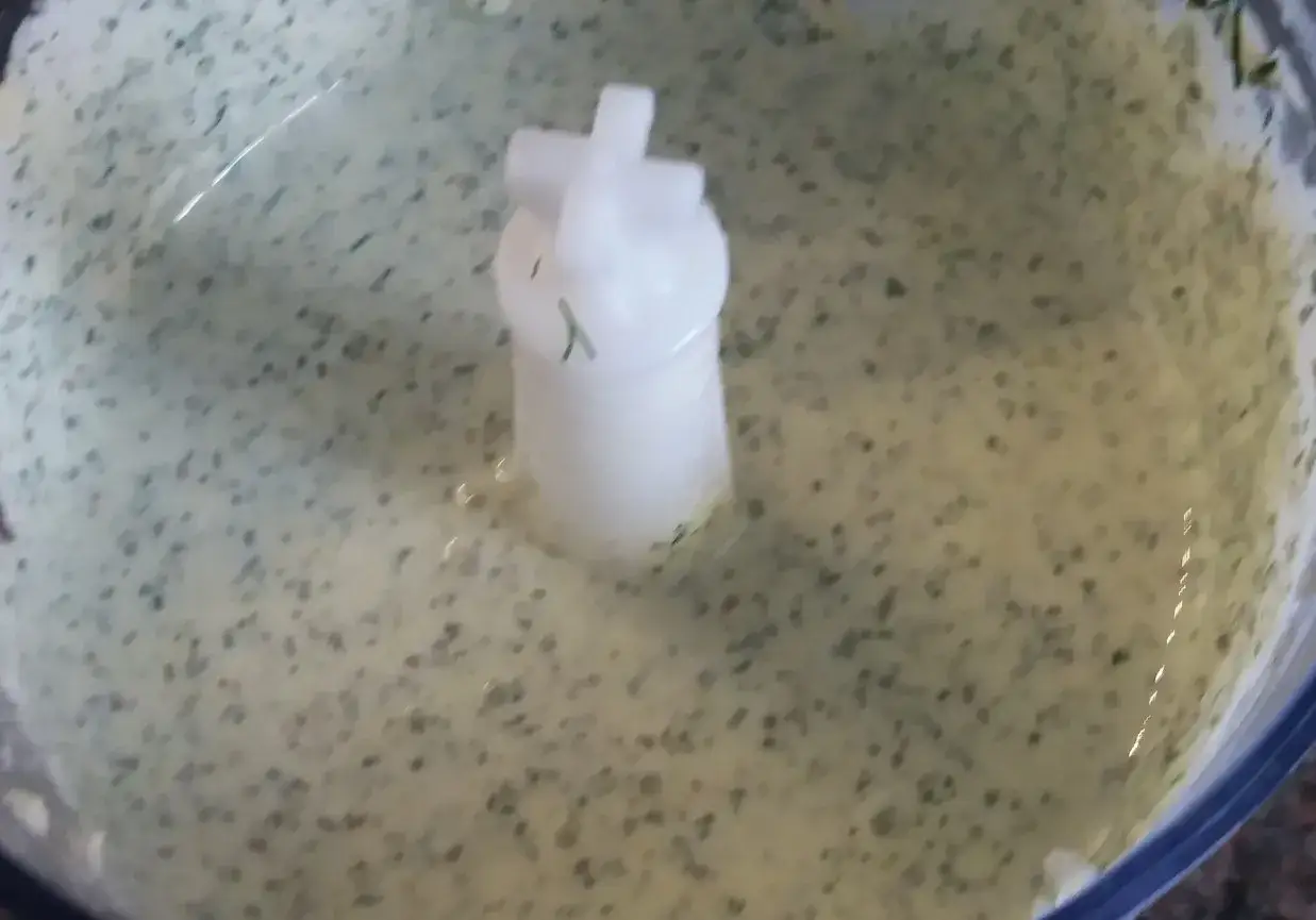 Składniki do ratowania gorzkiego sosu (cytryna, mi&oacute;d, jogurt, zioła)