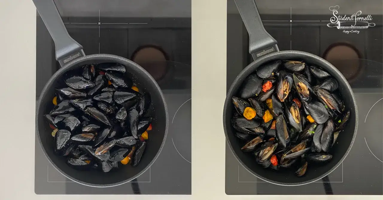 Padella con cozze alla marinara, pomodorini e prezzemolo che cuociono sul piano cottura.