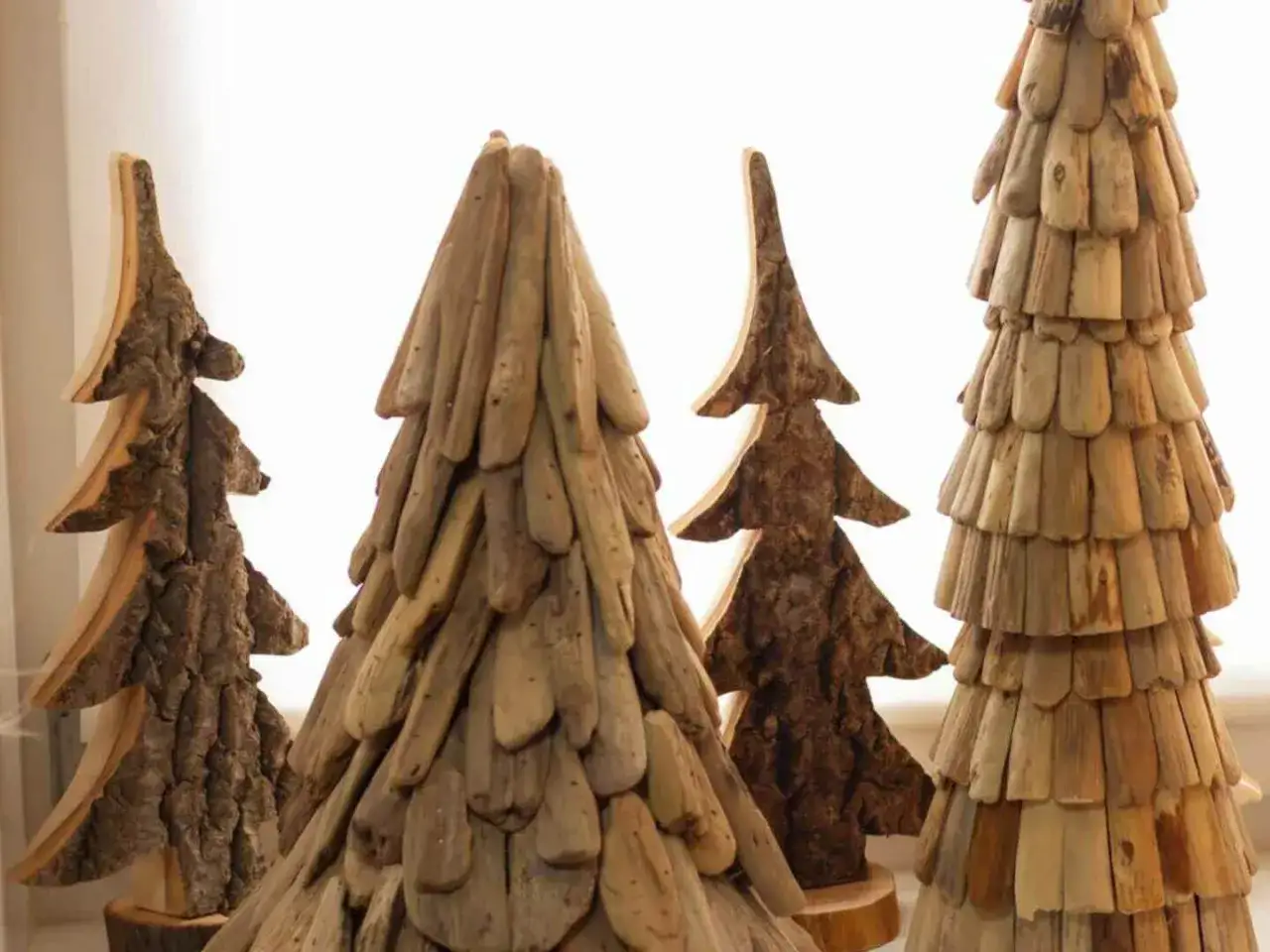 Rustikale Weihnachtsdeko aus Holz: Selbstgemachte B&auml;umchen aus &Auml;sten und Rinde.
