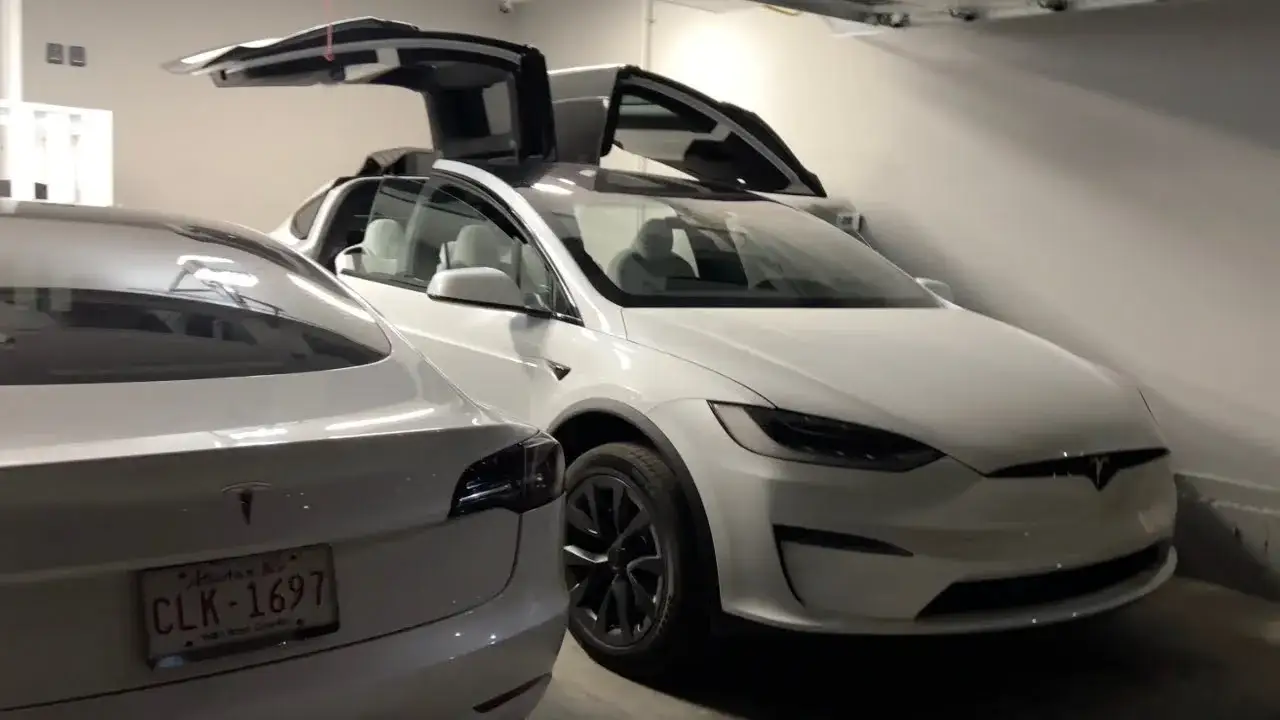 Tesla Model X Plaid wnętrze Falcon Wing Doors