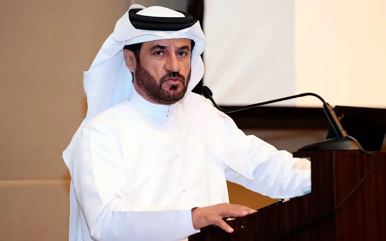 Mohammed Ben Sulayem, con barba y turbante blanco, habla en un atril.