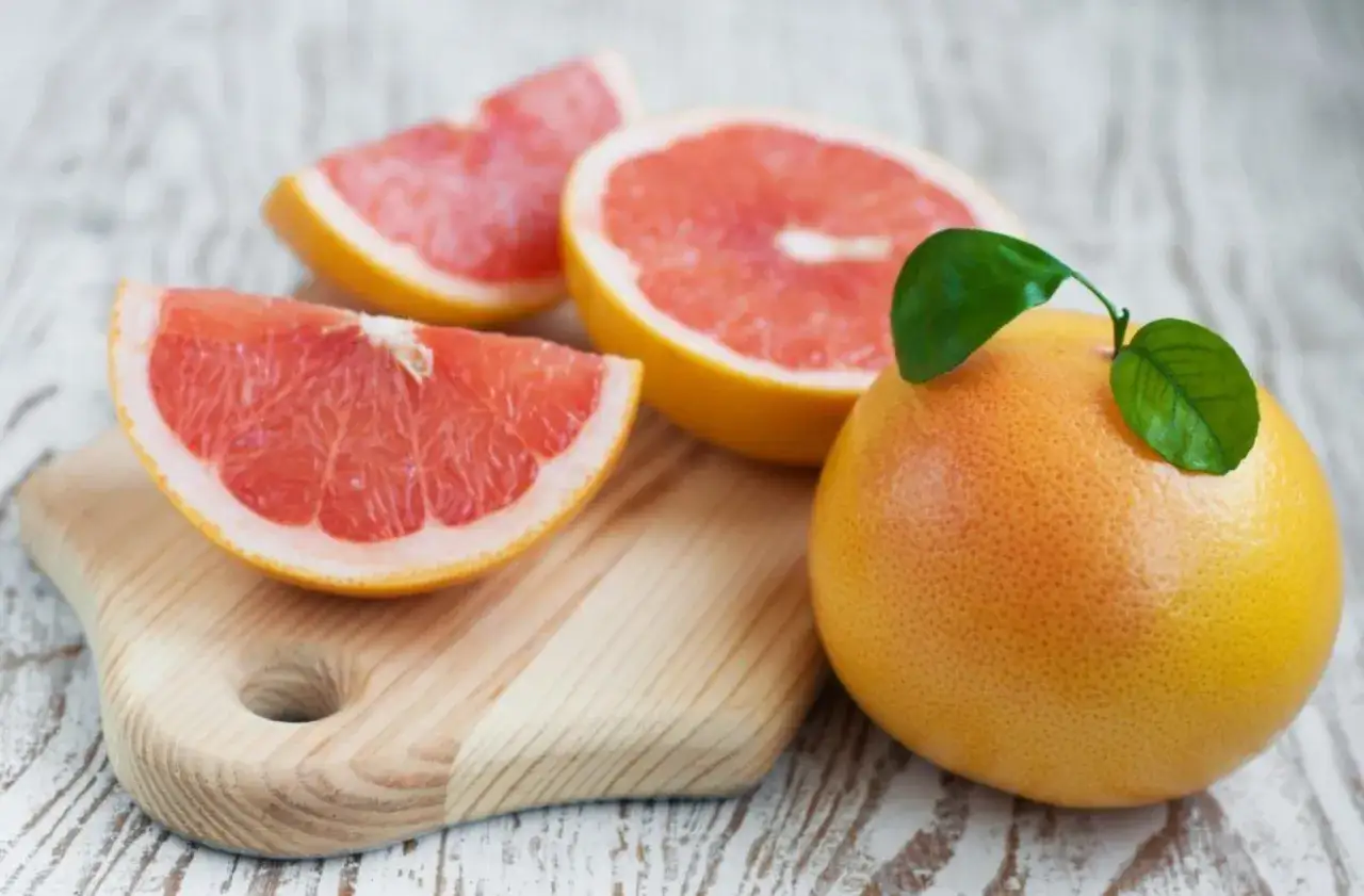 przekrojone grejpfruty i owoce cytrusowe