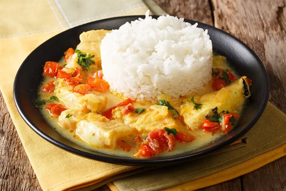 Délicieuse recette dos de cabillaud à la poêle, servi avec du riz blanc et une sauce tomate et persil.